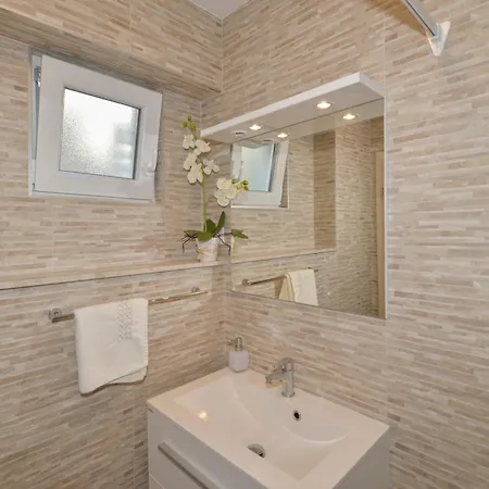 And By The Sea - 22419 بيت ضيافة ماكارسكا