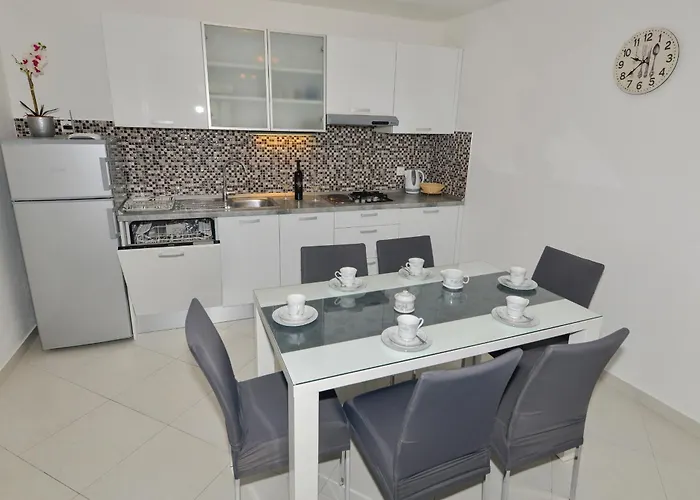 And By The Sea - 22419 Pensión 3*