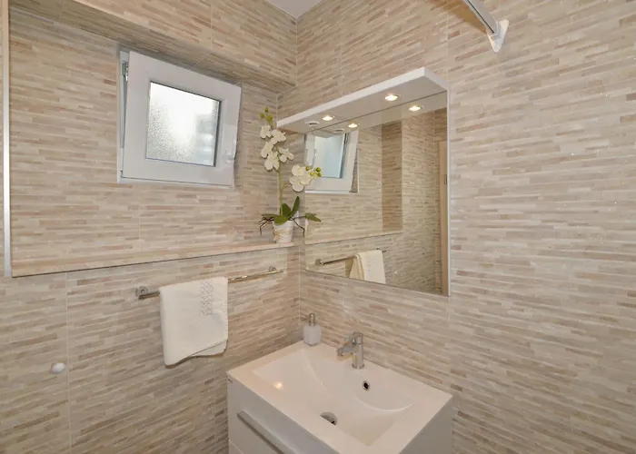 And By The Sea - 22419 Pensión Makarska