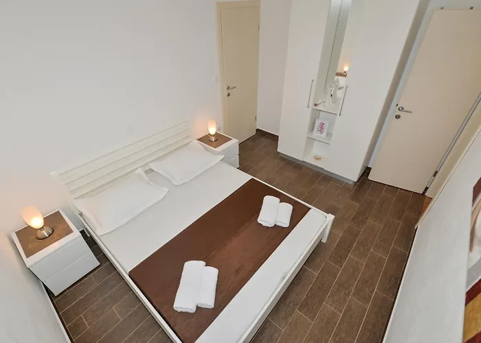 And By The Sea - 22419 Pensión