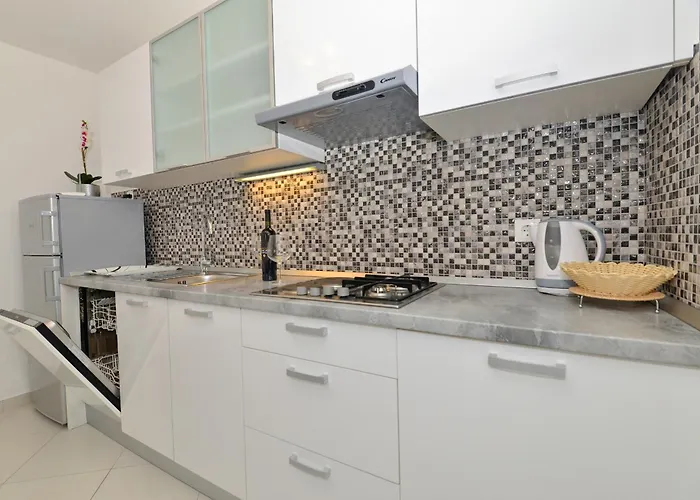 And By The Sea - 22419 Pensión 3*