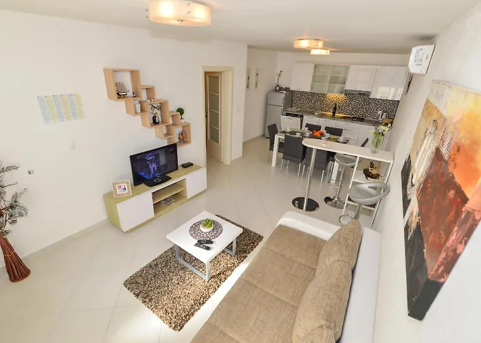 And By The Sea - 22419 Pensión 3*