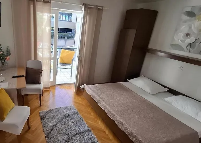 And By The Sea - 22419 Pensión